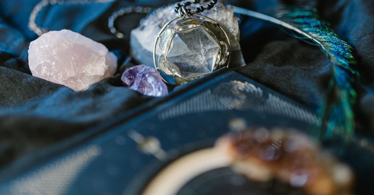 Kristallerin ve mistik objelerin bir araya geldiği astroloji temalı düzenleme