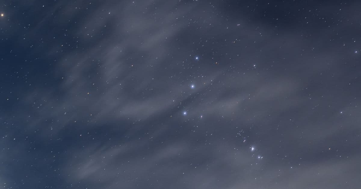 Gece gökyüzünde yıldızlar ve astrolojik atmosfer