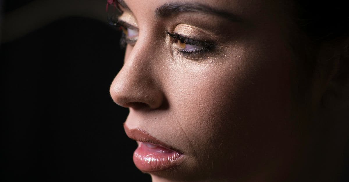Doğal bronzer makyajı ile ışıltılı cilt görünümü