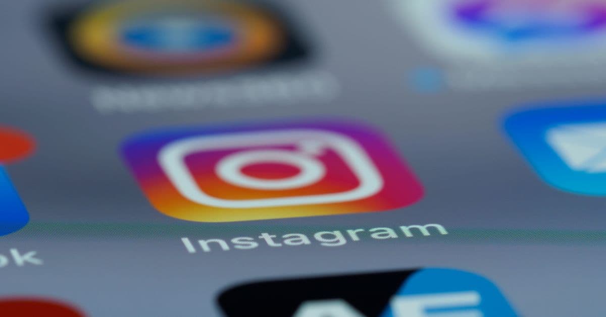 Bir akıllı telefon ekranında Instagram uygulaması simgesi yakın plan görünüyor