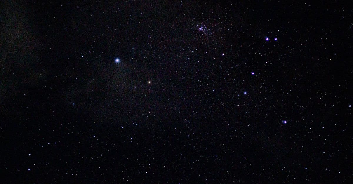 Yıldız takımyıldızlarının göründüğü gece gökyüzü, mistik astroloji atmosferi