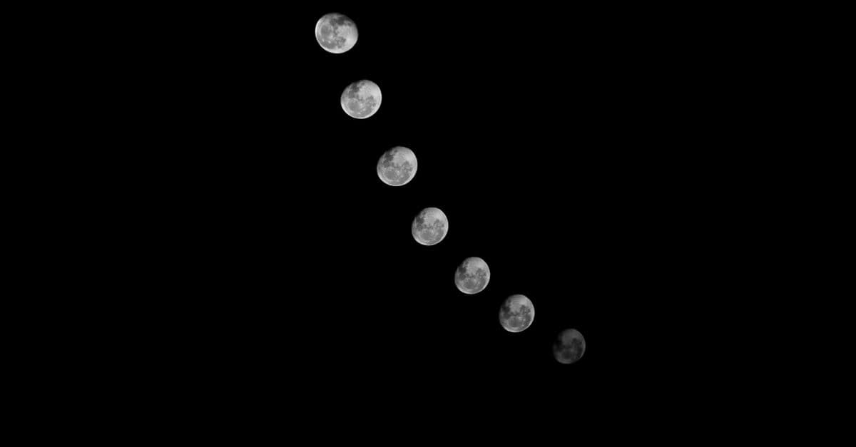 Gece göğünde ay evrelerini gösteren mistik bir astroloji görseli