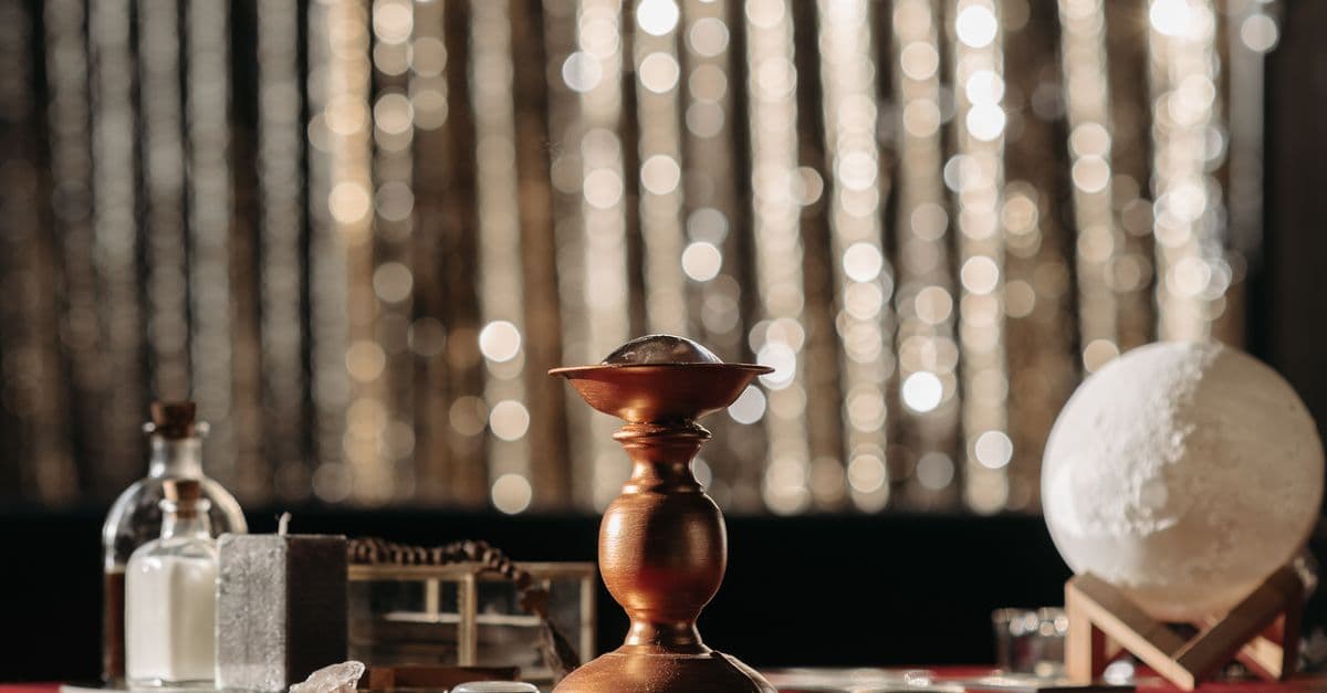 Mumlar ve tarot kartlarıyla hazırlanmış mistik bir astroloji masası