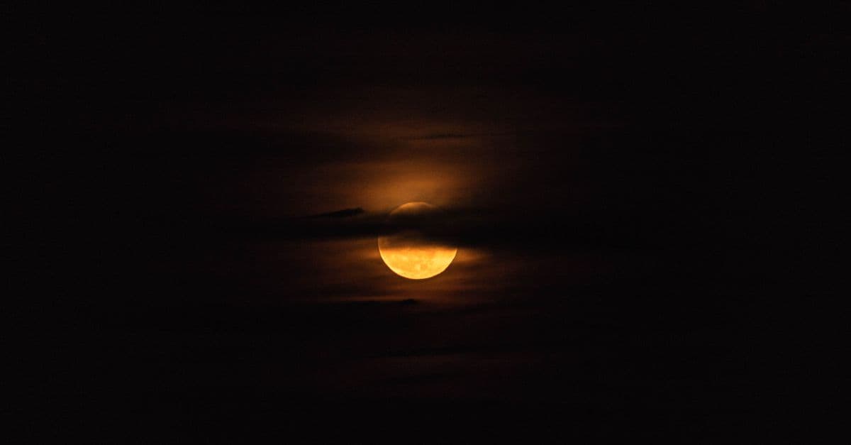 Gece gökyüzünde dolunay ve yıldızlarla mistik astroloji atmosferi