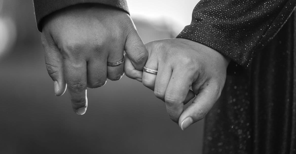 Itır Esen ve Engin Aykanat'ın nişan yüzükleri parmaklarında
